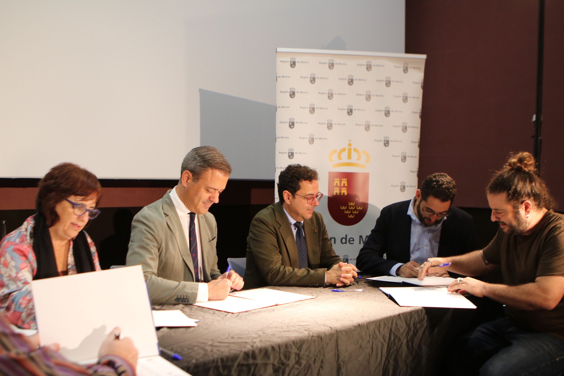 Acuerdo entre la Región de Murcia y las empresas del sector audiovisual para la puesta en marcha de la Film Commission. FOTO: CARM