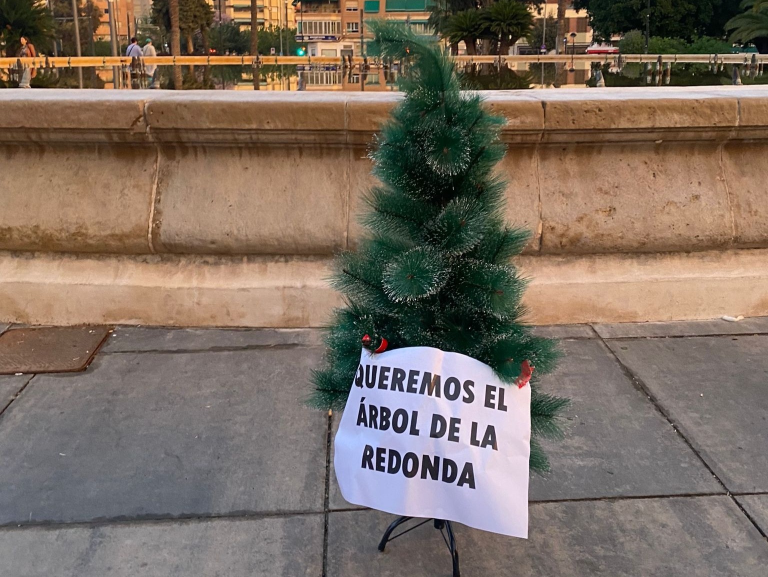 El árbol de Navidad instalado en la mañana de este martes en la Plaza Circular de la ciudad de Murcia.