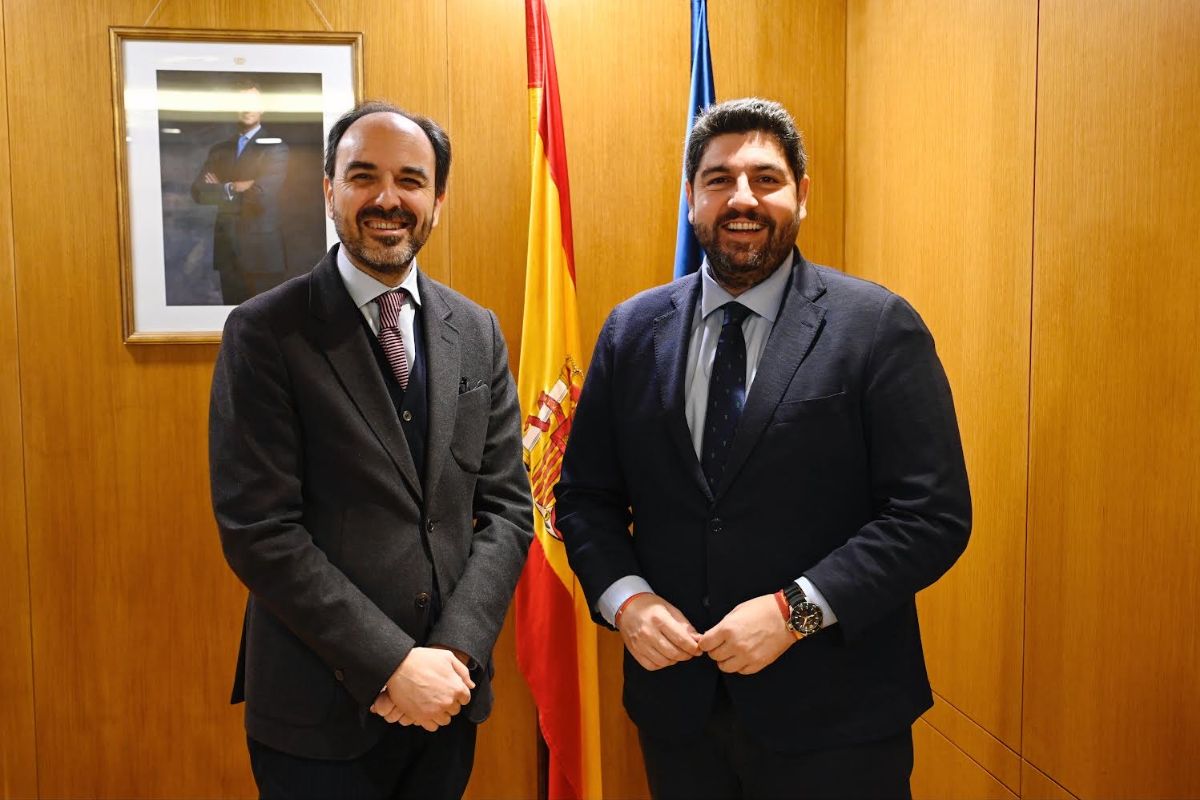 El presidente de la Región de Murcia, Fernando López Miras, se reúne con el embajador Representante Permanente de España ante la Unión Europea, Marcos Alonso (Foto: CARM)