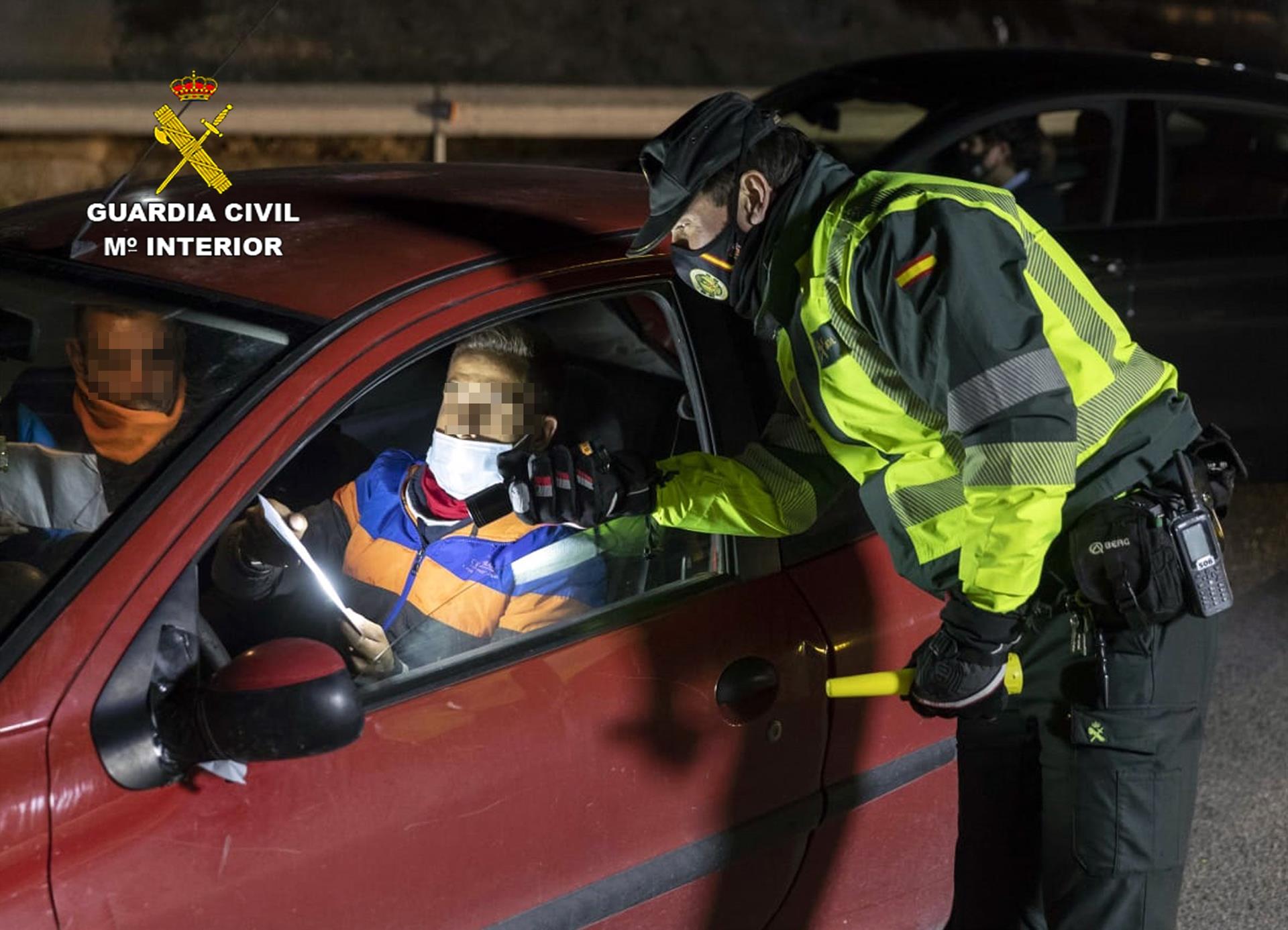 Un agente de la Guardia Civil realiza una prueba de alcoholemia a un conductor (foto: Guardia Civil)
