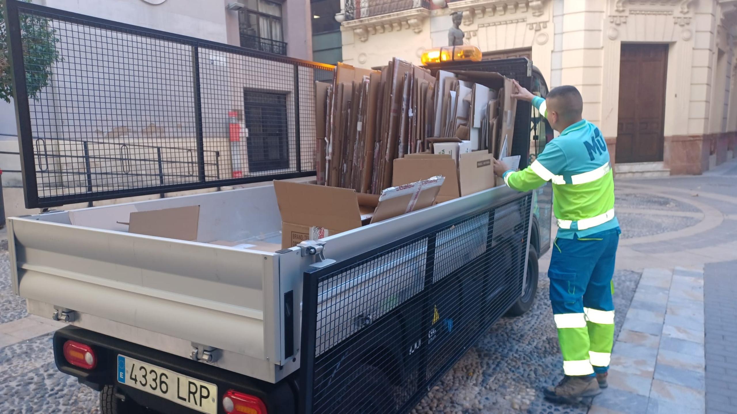 Operario de PreZero recogiendo cartón tras el Día de Reyes (Foto: Ayto. Murcia)