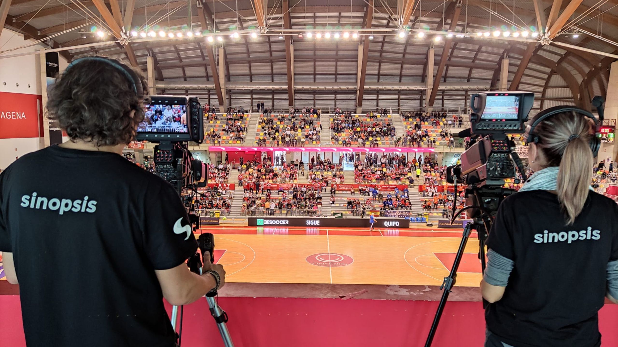 Compañeros de Sinopsis en un partido de BSR (baloncesto en silla de ruedas)