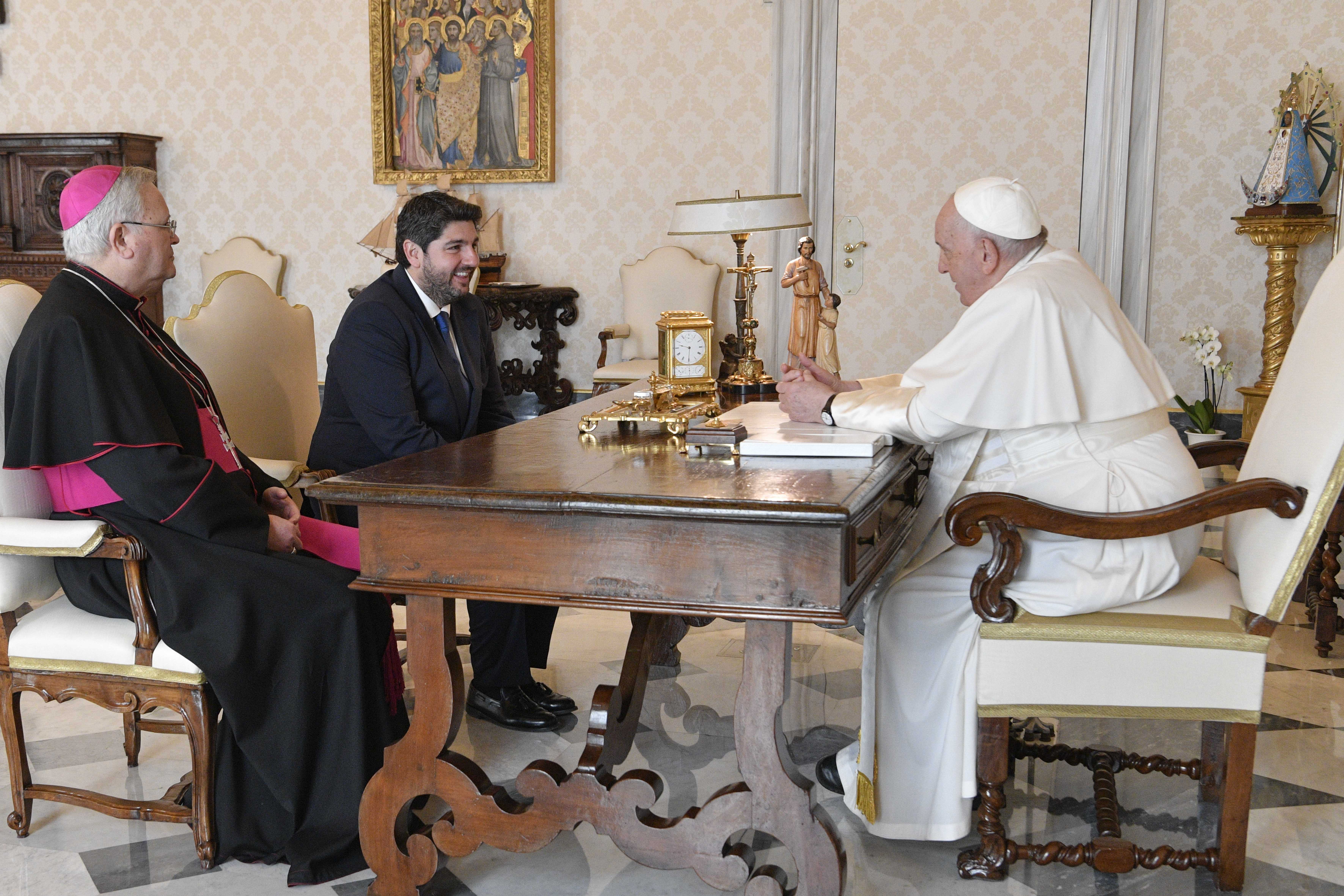 López Miras invita al Papa Francisco al Año Jubilar de Caravaca en una histórica visita