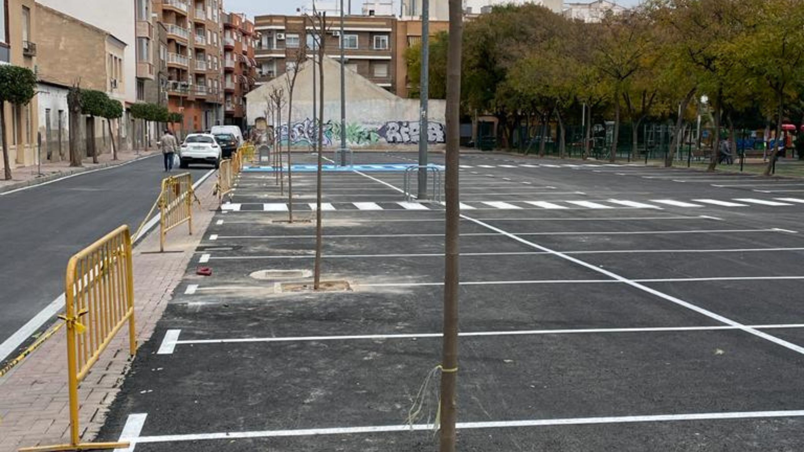El Ayuntamiento rectifica y cambia de ubicación el aparcamiento de  bicicletas de la Plaza del Arenal