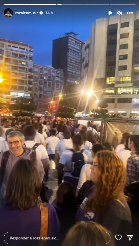 Historia de la cantante Rozalén en la que aparece en pleno centro de Murcia de la ciudad  (foto: @rozalenmusic)