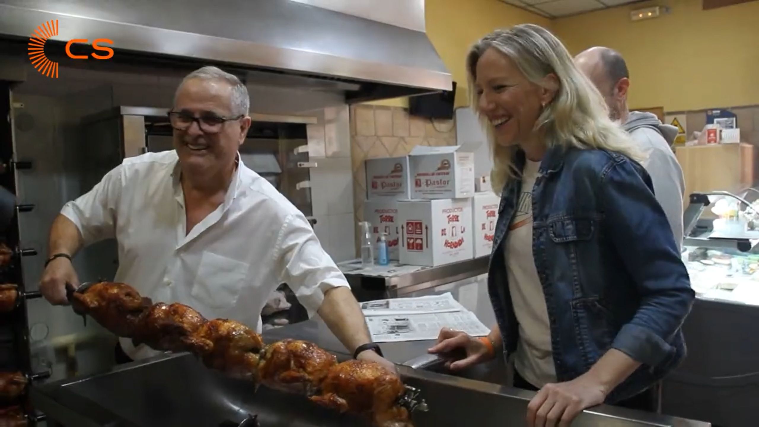 María José Ros, en la pollería donde ha comprado la comida de este sábado