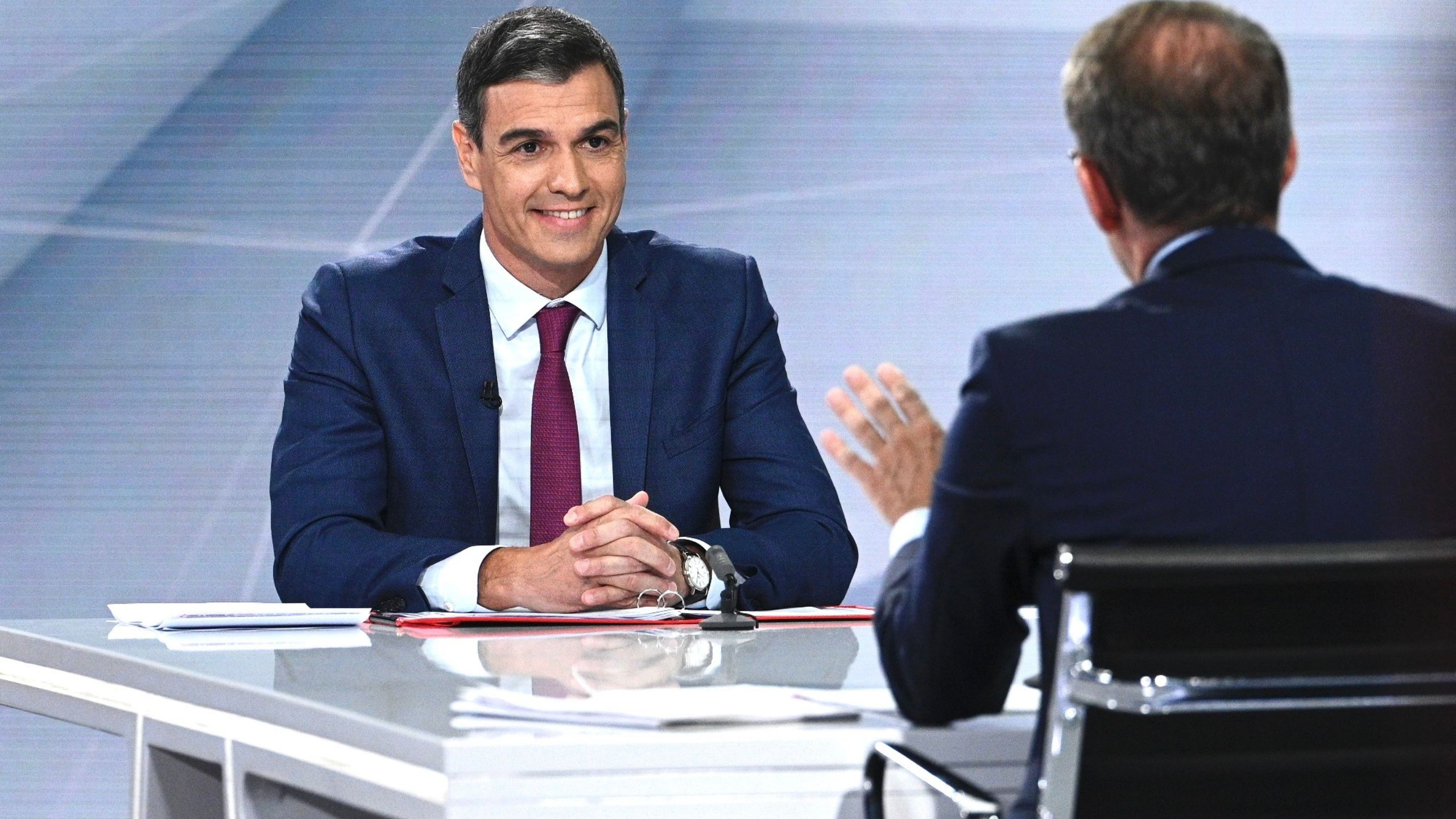 Pedro Sánchez sonríe mientras escucha uno de los argumentos del líder del PP
