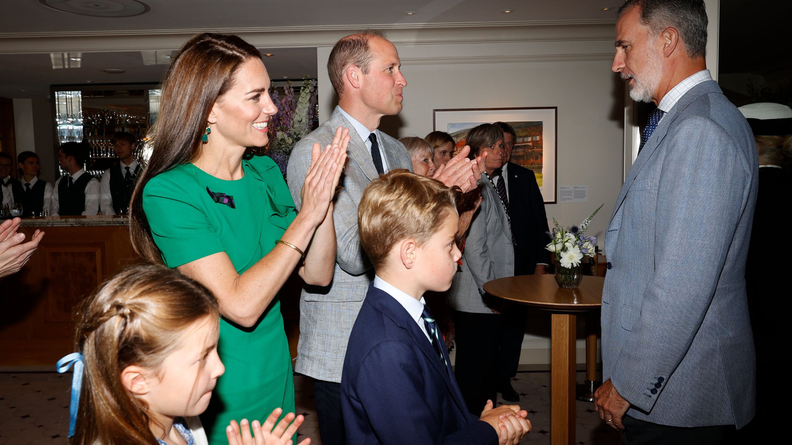 Los príncipes de Gales, junto a sus hijos y el Rey de España, reciben entre aplausos a Carlos Alcaraz en uno de los salones del All England Lawn Tennis and Croquet Club