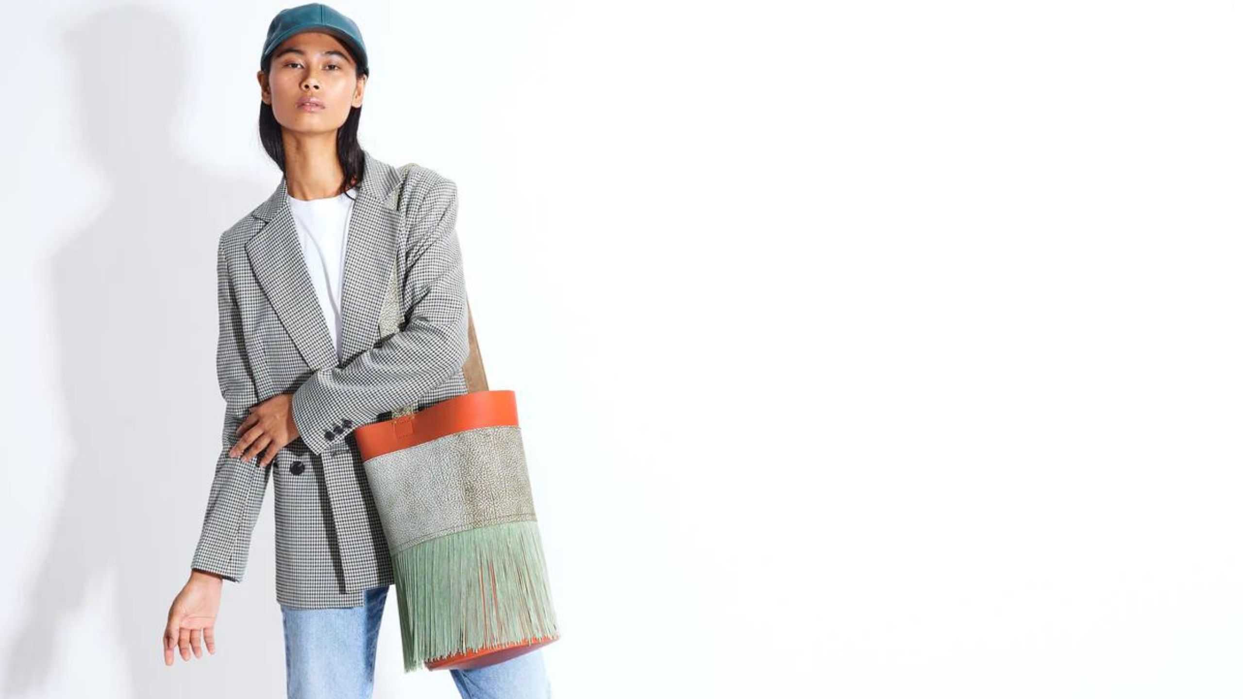 Modelo luciendo uno de los famosos bolsos de Gloriaca (foto: Gloriaca.com)