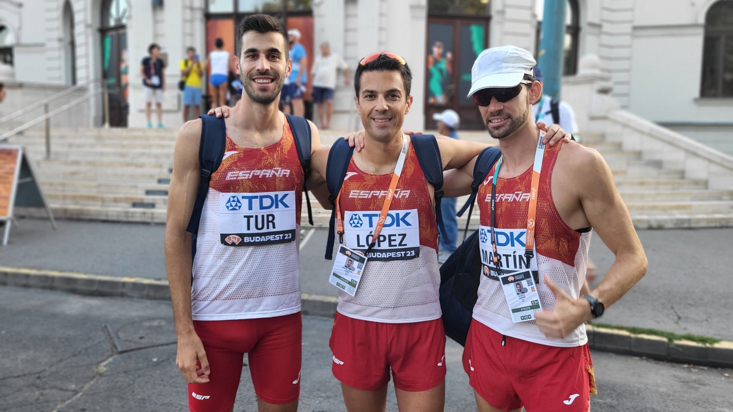 El murciano Miguel Ángel López, flanqueado pro Álvaro Martín y Marc Tur, los otros dos componentes del equipo español de marcha