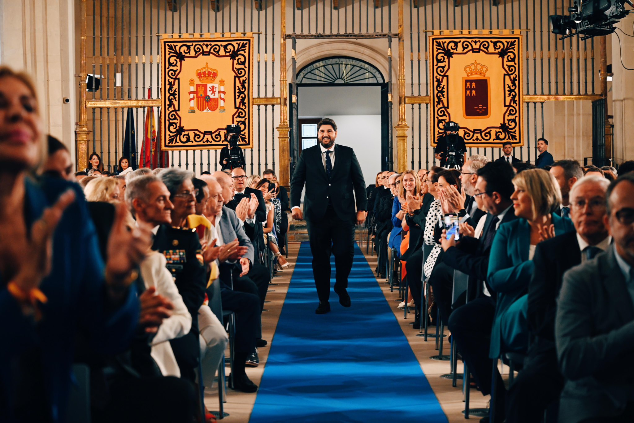El presidente de la Región haciendo su entrada en la iglesia de San Esteban