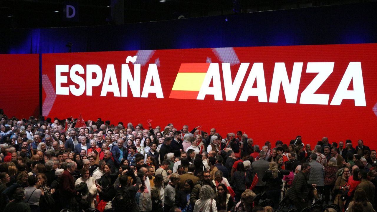 Cartel de 'España avanza' el pasado fin de semana en el mitin de IFEMA