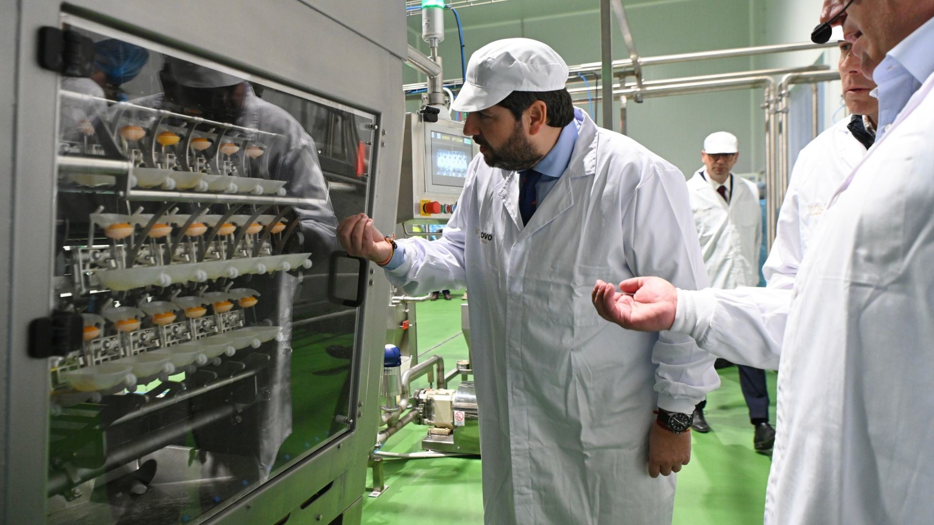 López Miras visita la nueva planta de procesado de huevos de Asprodes