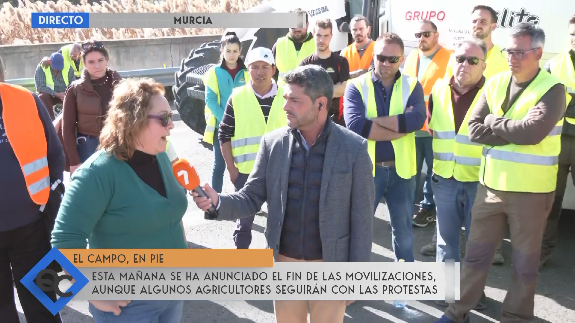 José Francisco Bayona entrevista a una de las asistentes a la 'tractorada' en la MU-30 que conecta Alcantarilla y El Palmar con Mula (foto: La 7)
