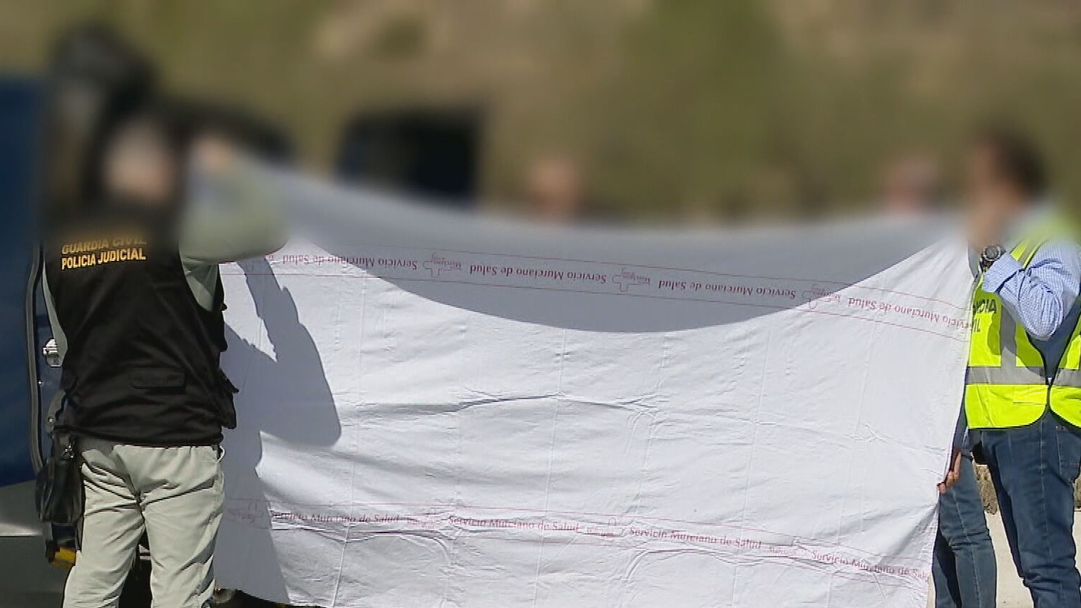 La Guardia Civil tapa con una sábana el cadáver de la mujer encontrada sin vida en Abanilla (foto: La 7)