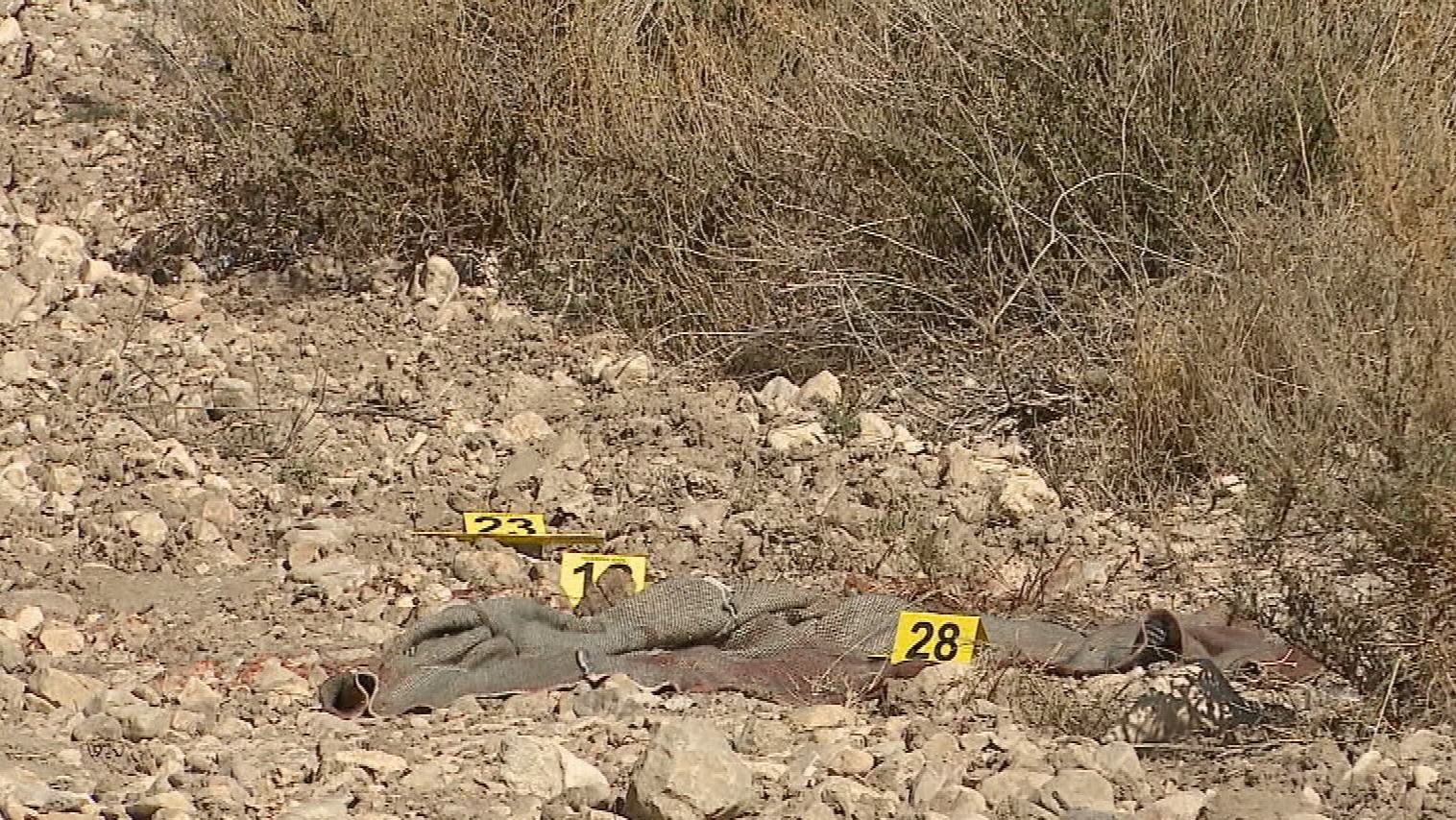 Prendas manchadas de sangre en el lugar donde ha sido encontrada la mujer fallecida en Abanilla)