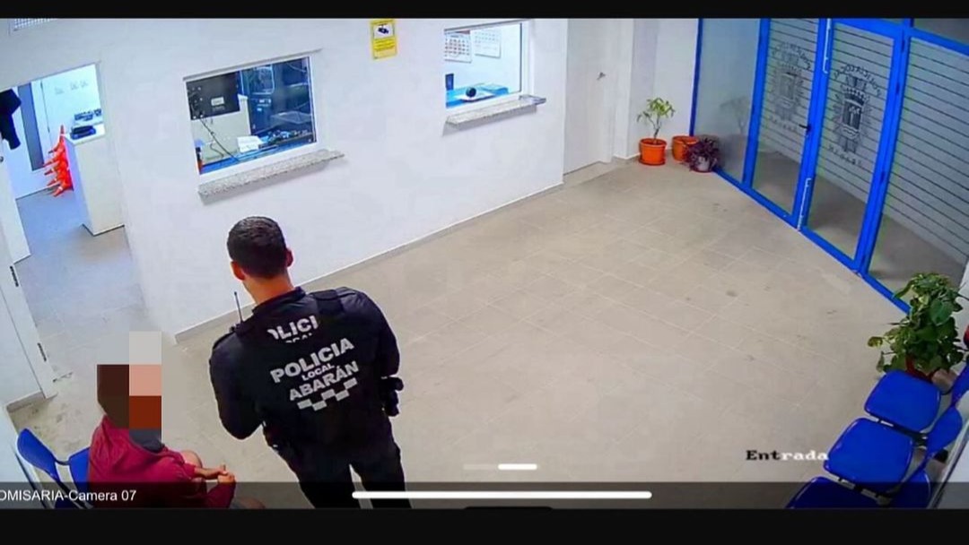 El detenido por atropellar a tres personas y darse a la fuga en Abarán, en dependencias policiales (foto: Policía Local de Abarán)