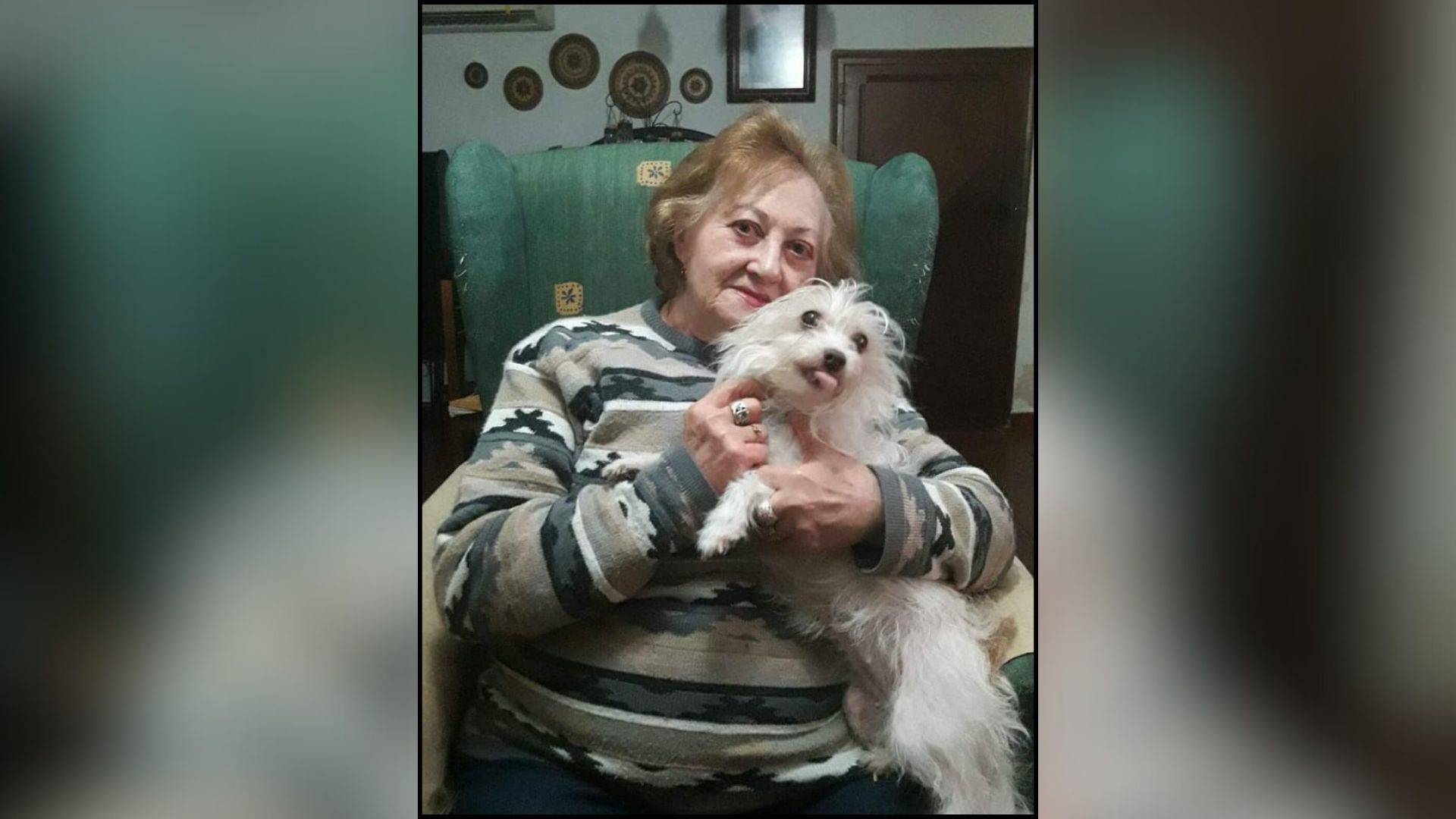 Alicia, una de las víctimas mortales del incendio en una vivienda de Ricote, junto a su perro, único superviviente de la tragedia (foto: La 7)