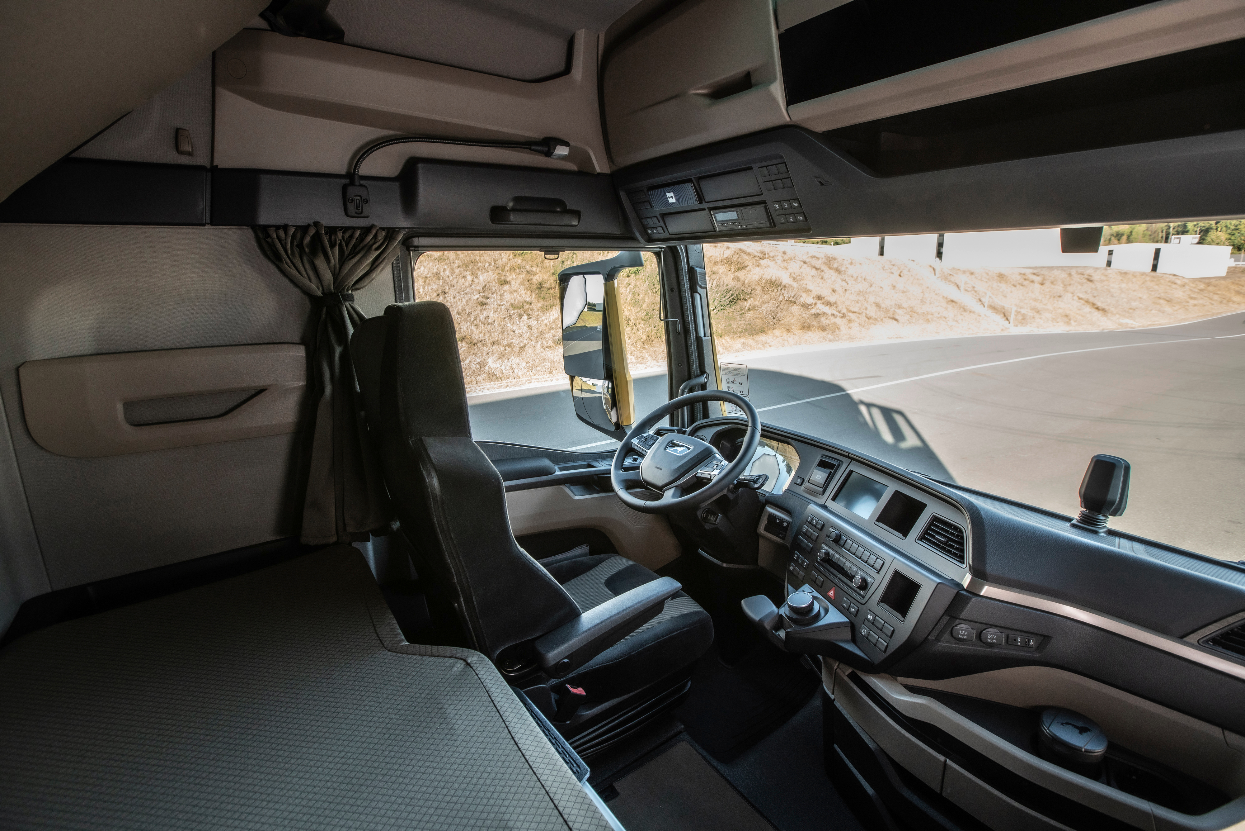 The instrument panel in the new MAN TG series is oriented towards the driver.
Die Armaturentafel in der neuen MAN TG-Baureihe ist zum Fahrer hin orientiert.