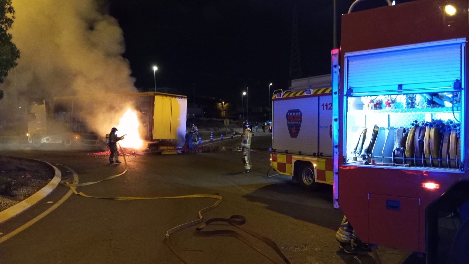 Efectivos de bomberos trabajando en la zona
