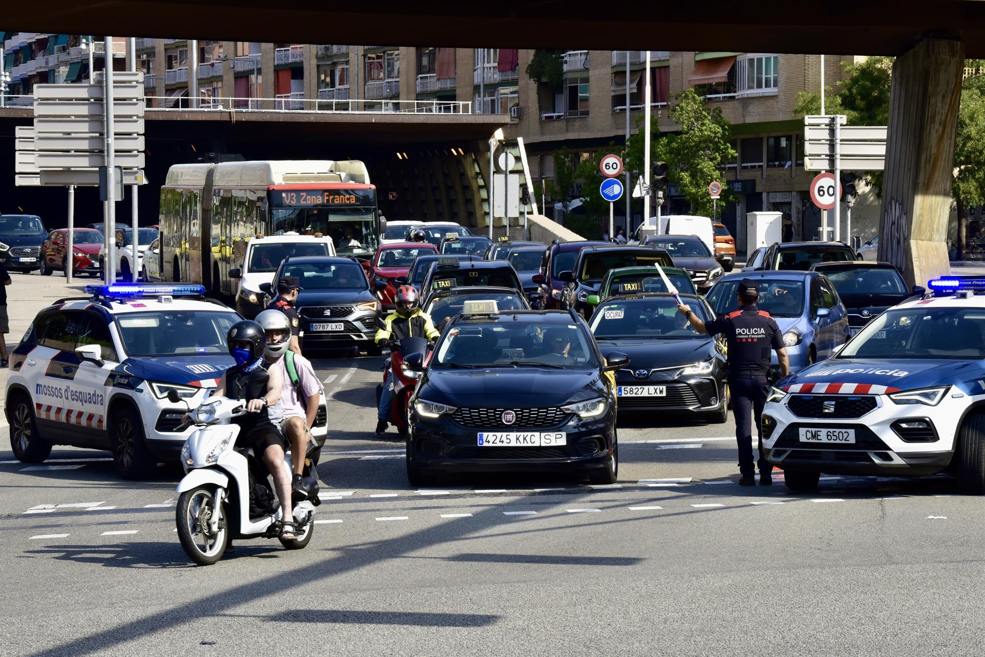 Agentes de los Mossos d'Esquadra realizan un control en el límite entre Barcelona y L'Hospitalet de Llobregat, en la plaça d'Ildefons Cerdà