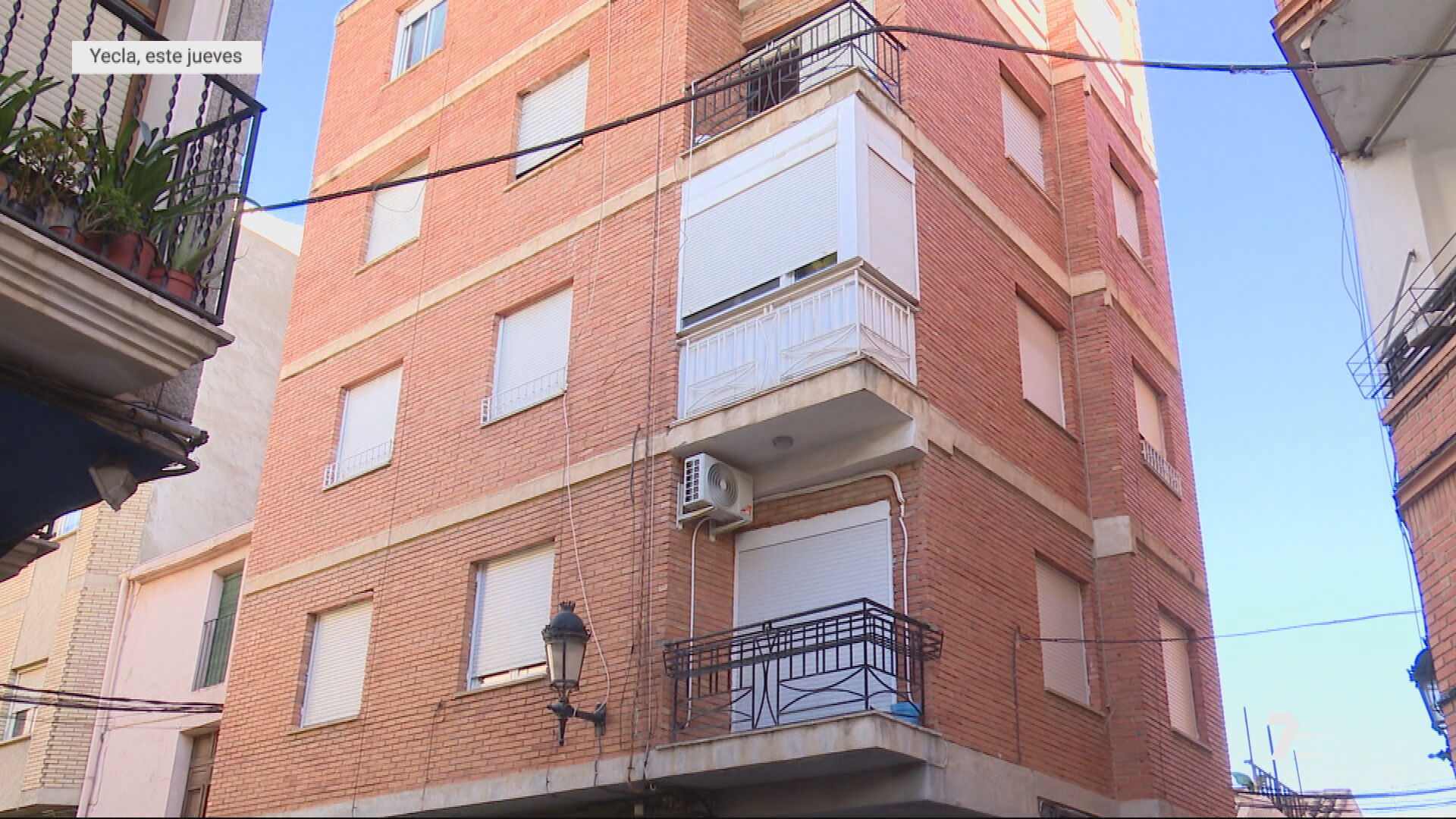 Bloque de viviendas en la que reside el hombre detenido en Yecla (foto: La 7)