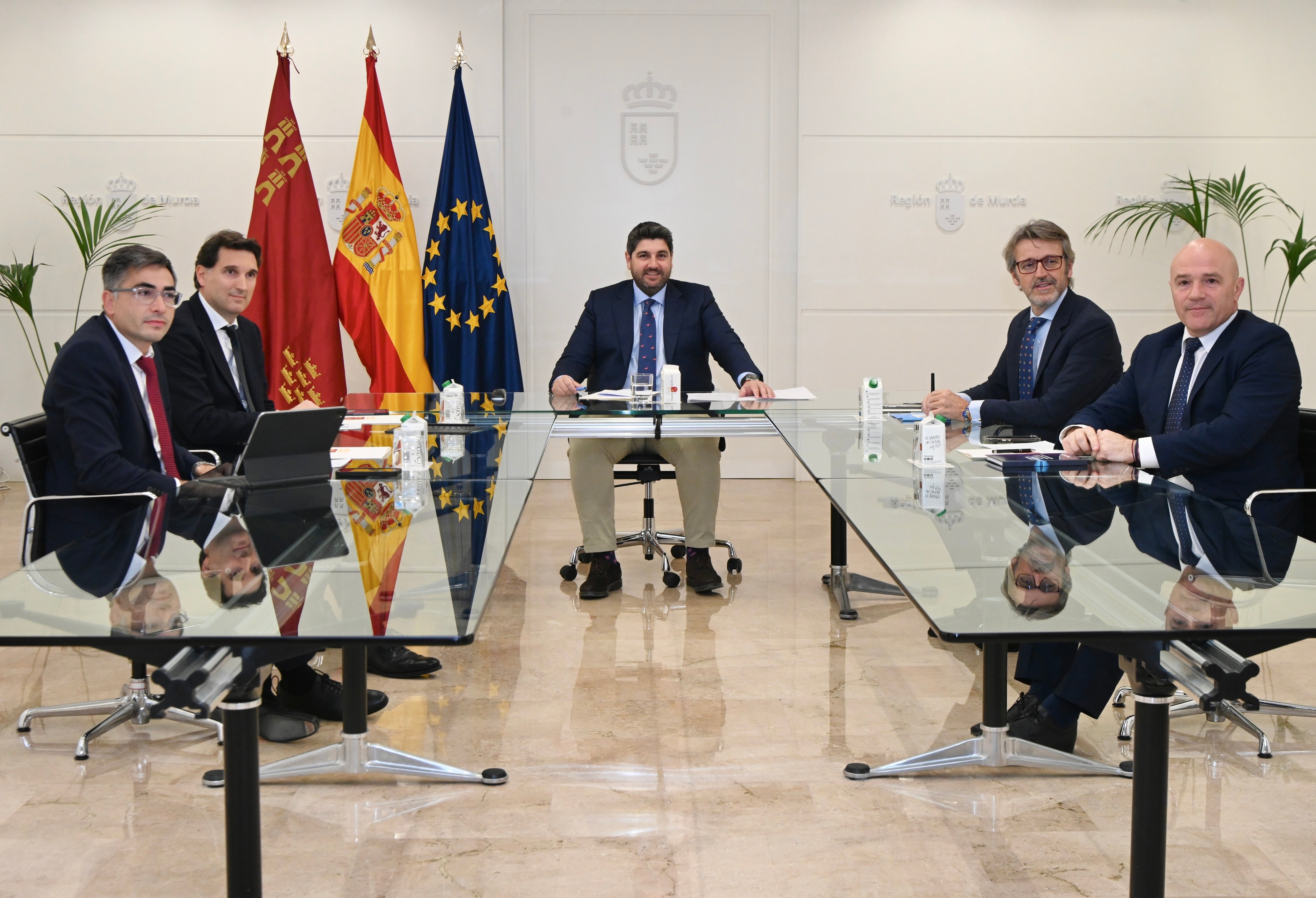 El presidente del Gobierno regional, Fernando López Miras, durante la reunión que mantuvo hoy con el director general de la consultora digital Inetum, Ion Ander Bordonaba