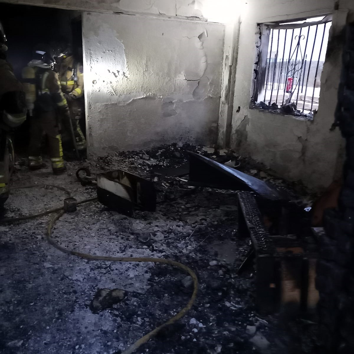 Interior de la vivienda calcinada (foto: 1-1-2)