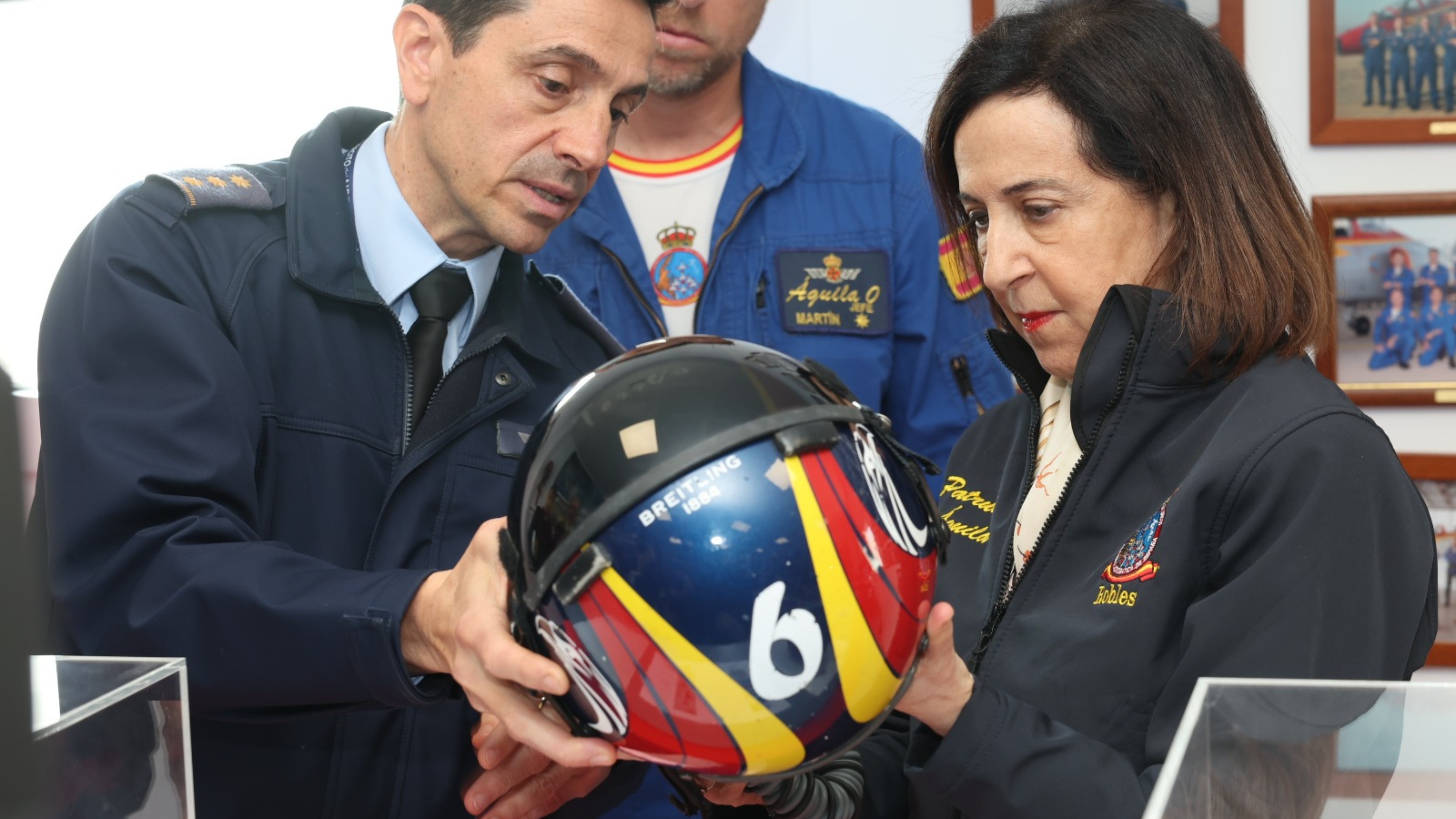 La ministra Robles, durante su visita a la Patrulla Águila