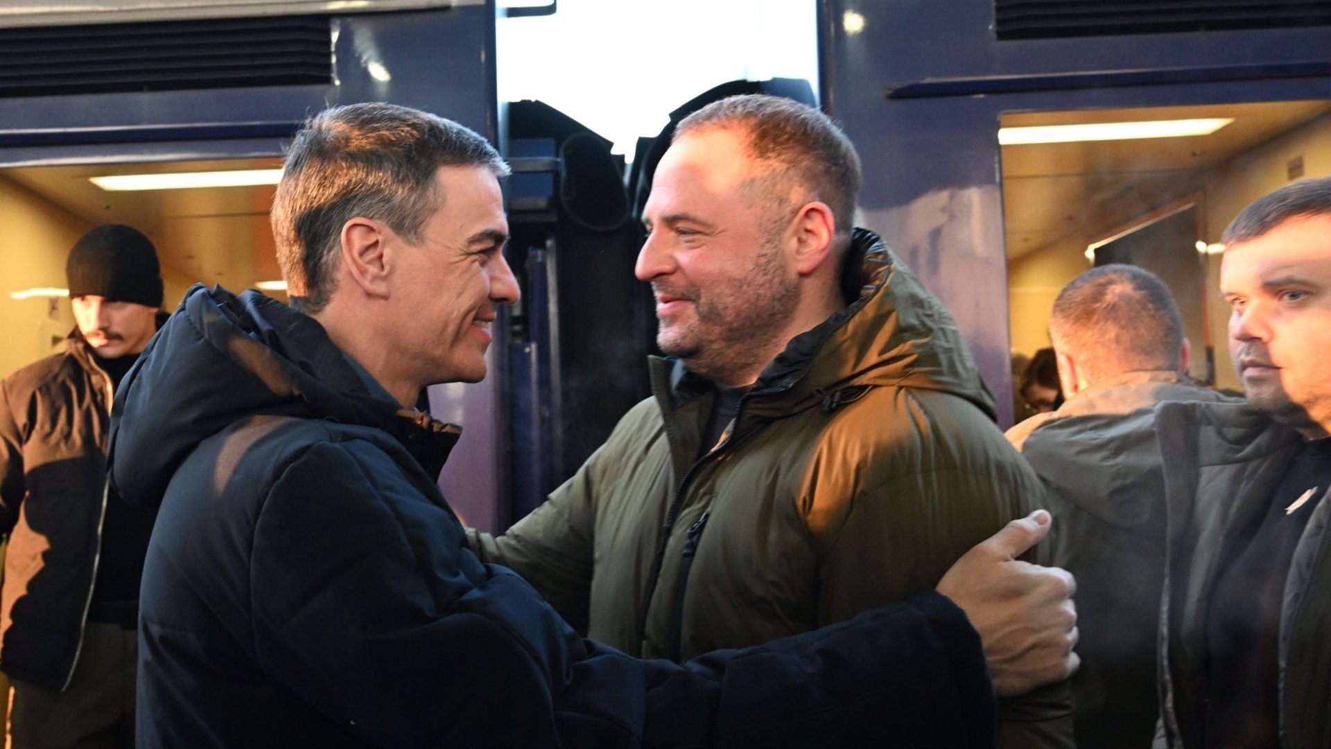 El presidente del Gobierno, Pedro Sánchez, es recibido en Kiev por el jefe de la oficina presidencial ucrania, Andrí Yermak (foto: La Moncloa)