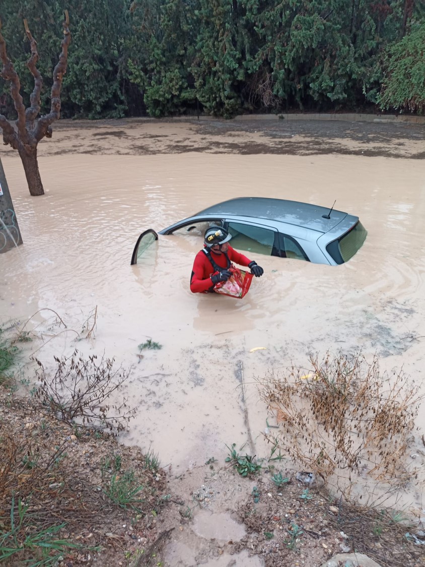 Bombero del CEIS en un rescate en Totana