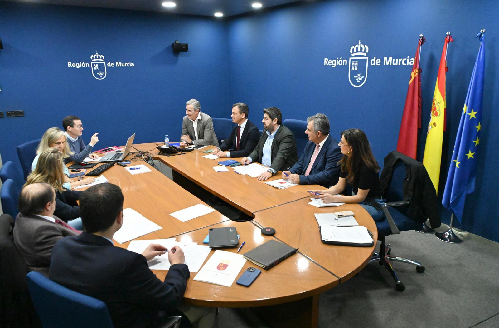 Reunión en el Centro de Emergencias 112 de la Región de Murcia ante el aviso amarillo por lluvias de la Aemet (foto: Región de Murcia)