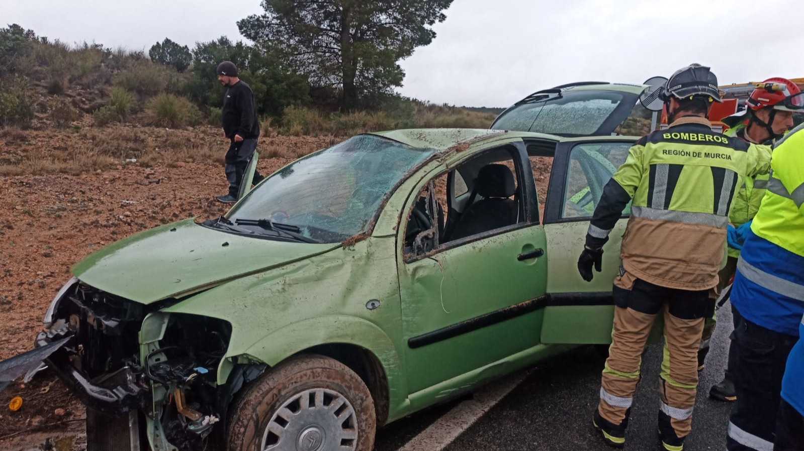 Un turismo ha dado varias vueltas de campana en la N-344, entre Yecla y Jumilla (foto: La 7)