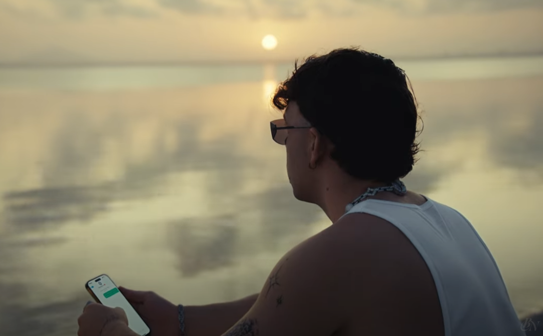 Frame del videoclip 'Truchat'