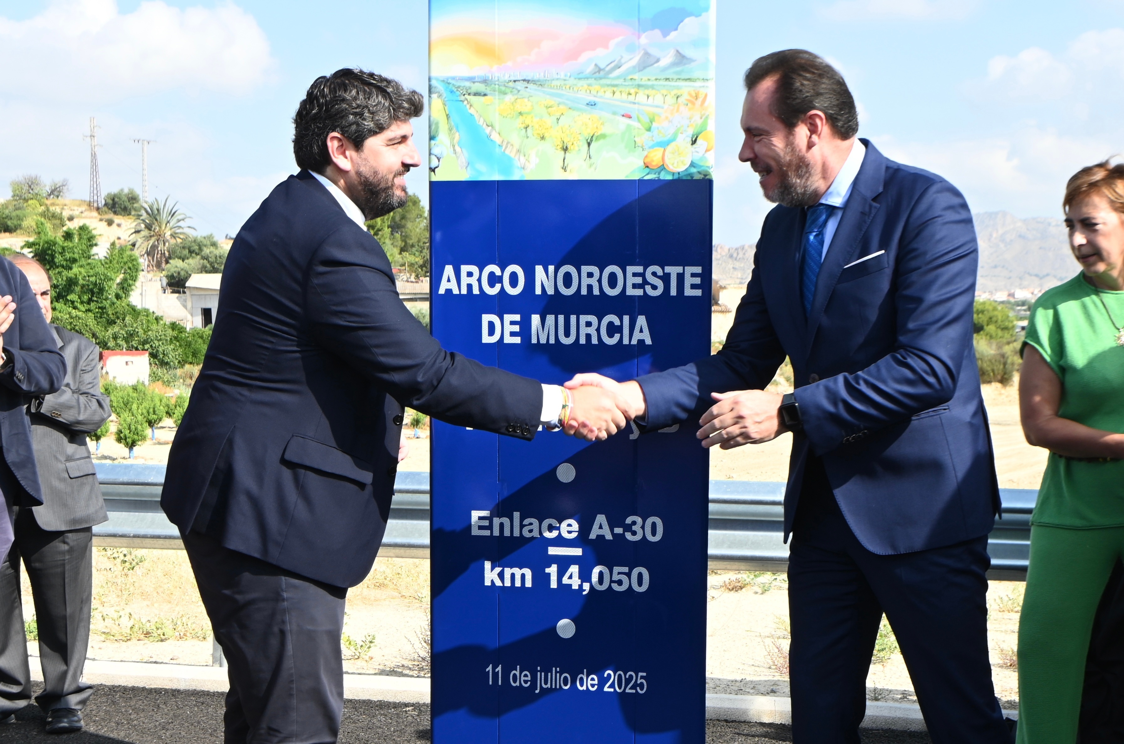 El ministro de Transportes, Óscar Puente, y el presidente de la Comunidad, Fernando López Miras