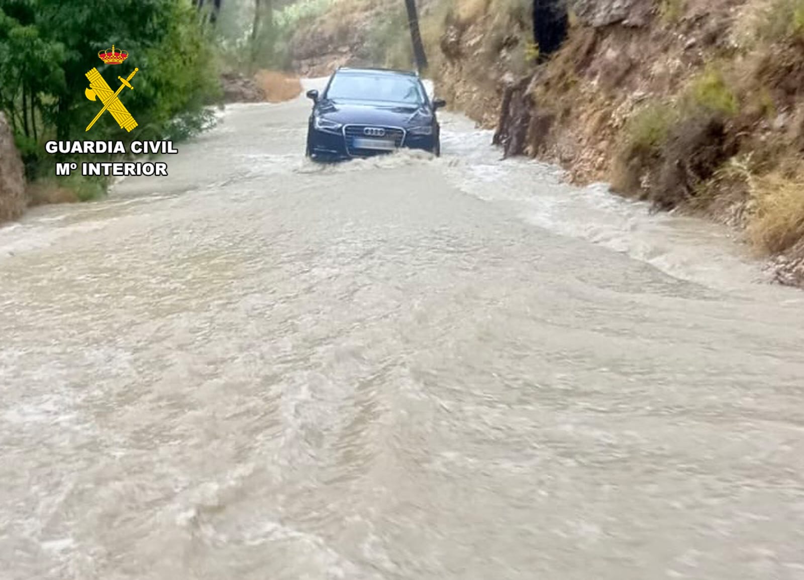 Rescatan al conductor de un vehículo que se había quedado atrapado en Calasparra, junto al río Moratalla, debido a las inundaciones de este pasado jueves (foto: GC)