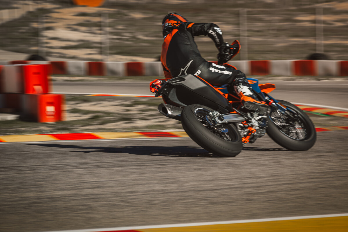 2026 KTM 690 SMC R & 690 ENDURO R-13