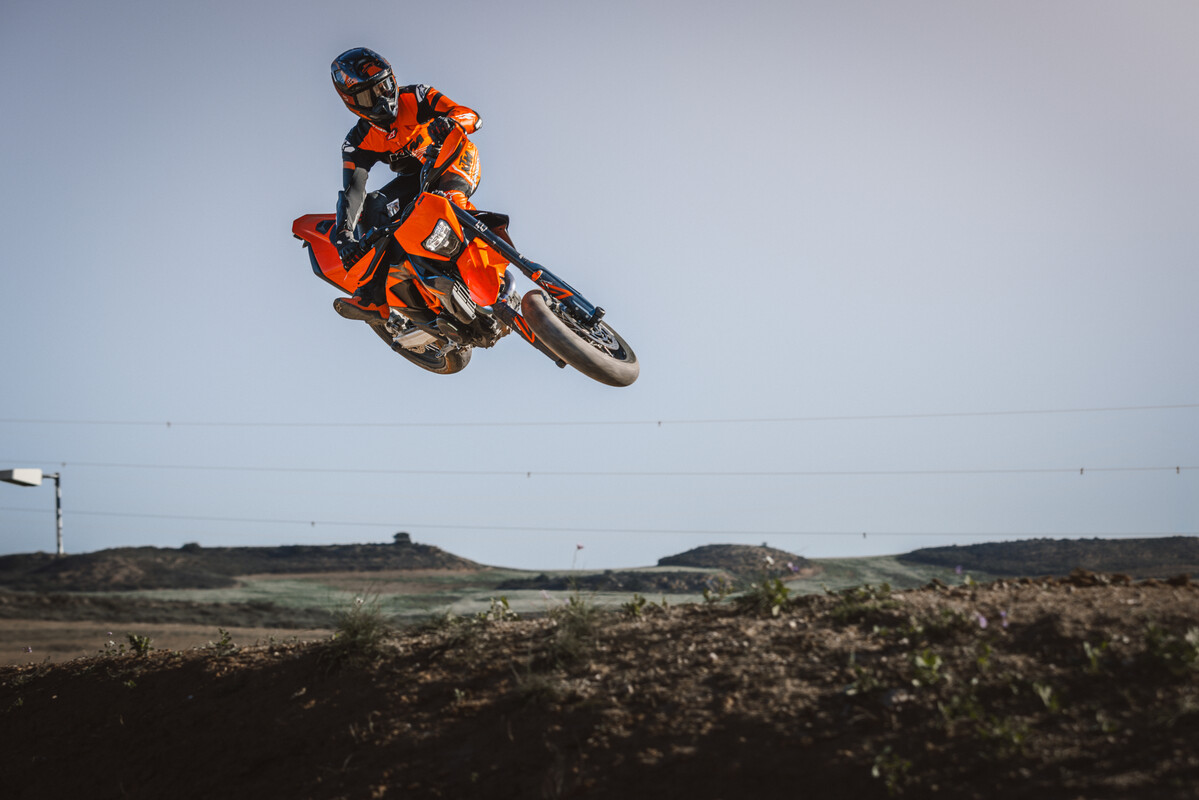 2026 KTM 690 SMC R & 690 ENDURO R-15