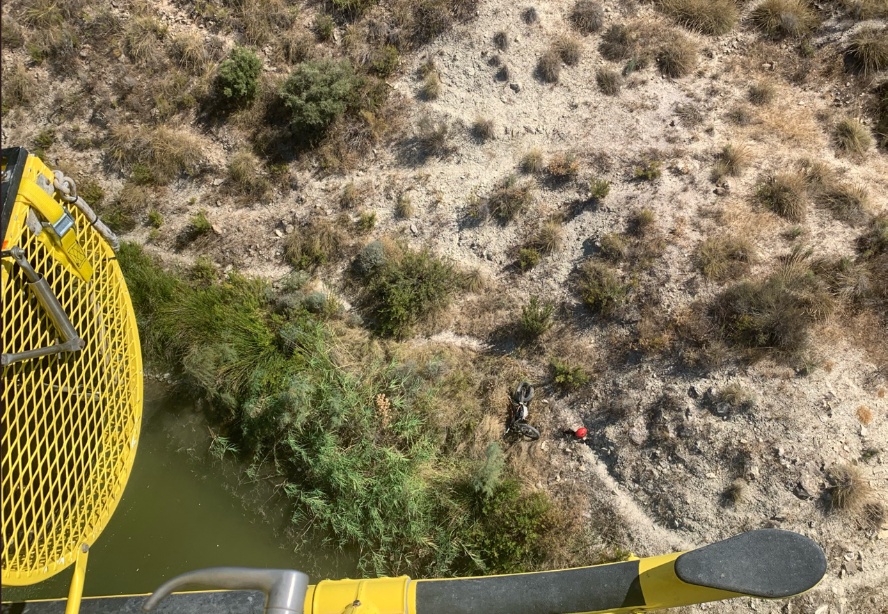 Imagen de la moto que ha caído a una zona próxima al embalse de Puentes (foto: 112)