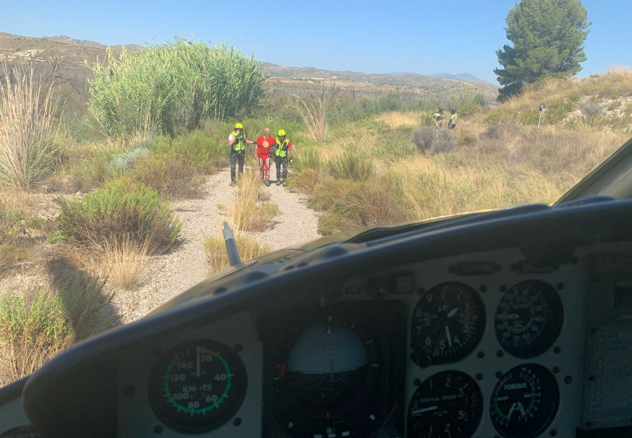 Los servicios de emergencias rescatan al motorista accidentado (foto: 112)