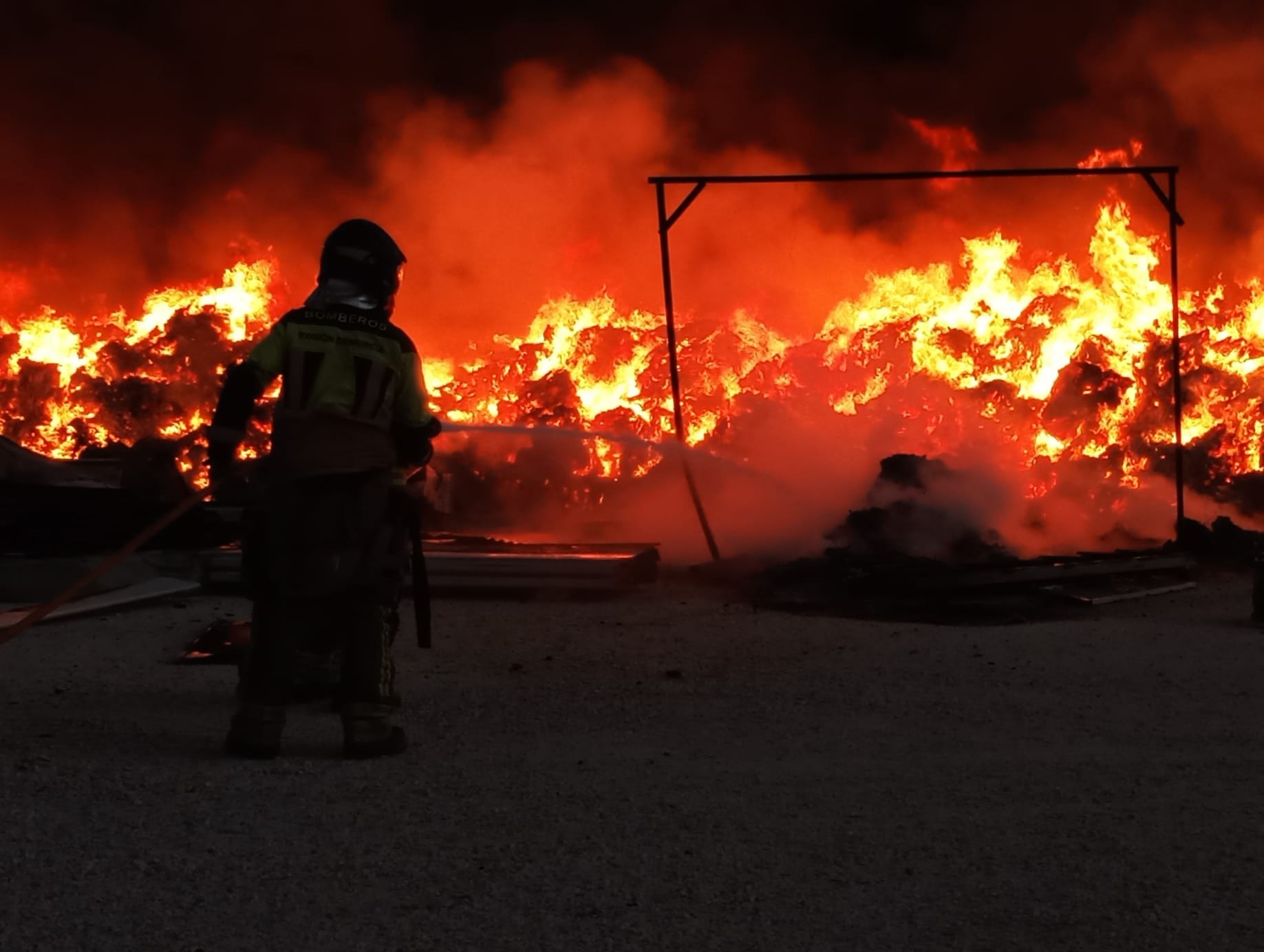 Controlado un incendio en el exterior de una nave en Fortuna (foto: 112)