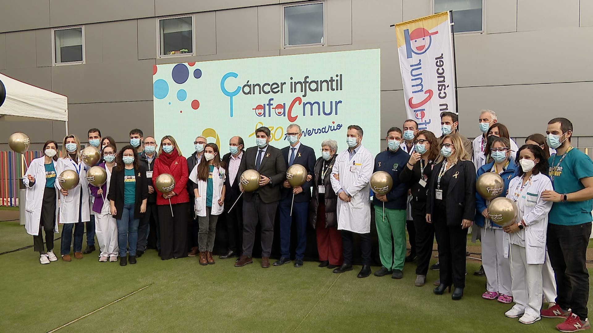 El jefe del Ejecutivo regional, Fernando López Miras, preside el acto con motivo del 30º aniversario de la Asociación de familiares de Niños con Cáncer de la Región de Murcia (foto: Afacmur)