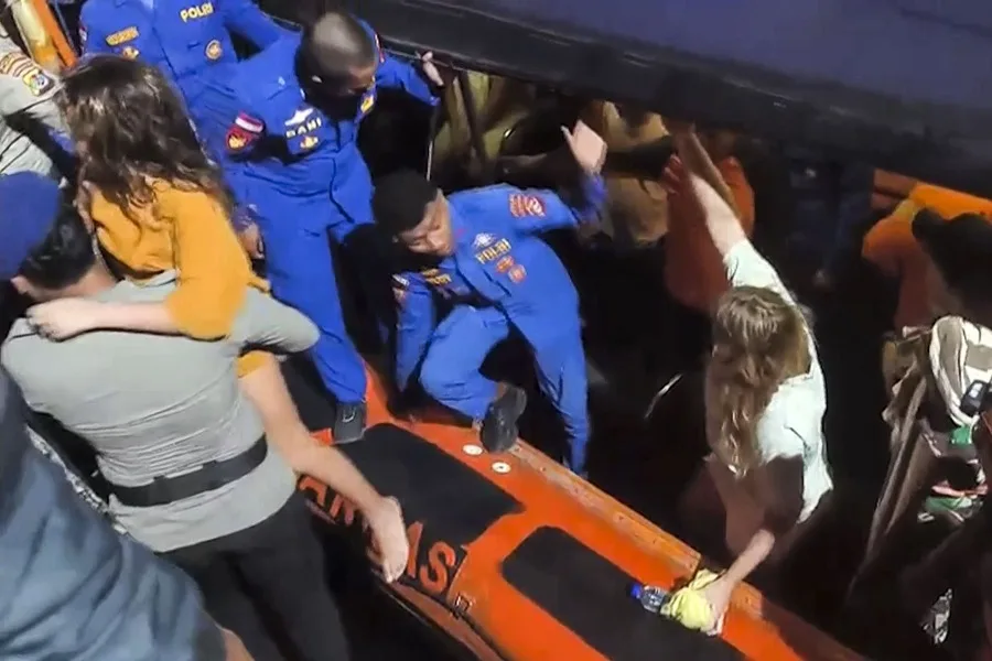 Equipos de rescate de Indonesia buscan este sábado a cuatro españoles, dos adultos y dos niños, que desaparecieron el viernes tras el naufragio de una embarcación (foto: Agencias)