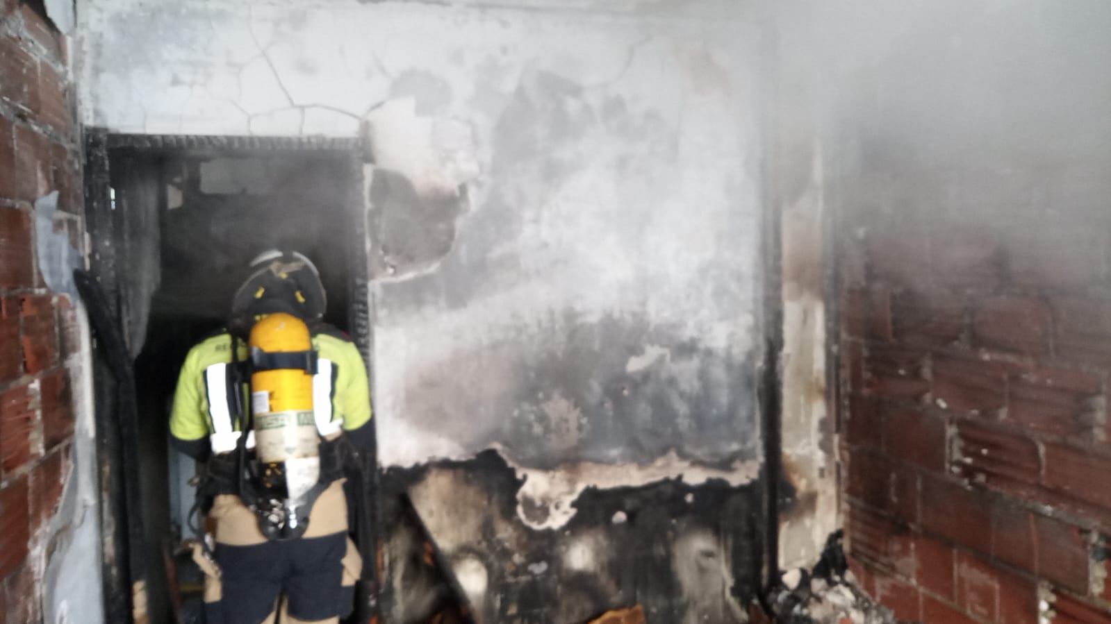 Estado del interior del piso incendiado en Águilas (foto: 112)